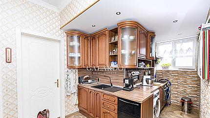 Елегантен четиристаен апартамент до пл. Народно събрание