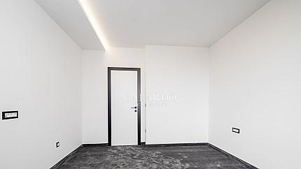 Стилен и просторен апартамент в сграда Ru House