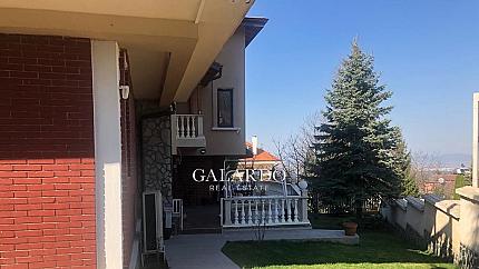 Просторна къща с осем спални в кв. Драгалевци