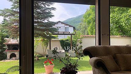 Просторна къща с осем спални в кв. Драгалевци