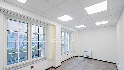 Представителна реновирана офис сграда до Метростанция Сердика