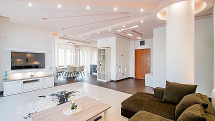 Spacious 3-bedroom apartment with wrap-around terraces