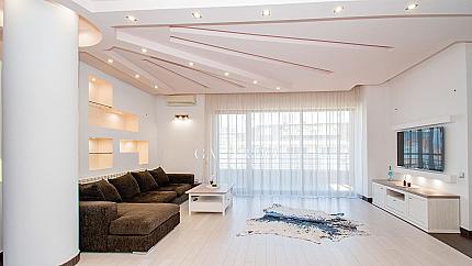 Spacious 3-bedroom apartment with wrap-around terraces