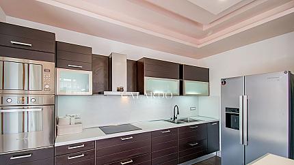 Spacious 3-bedroom apartment with wrap-around terraces