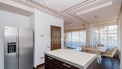 Spacious 3-bedroom apartment with wrap-around terraces