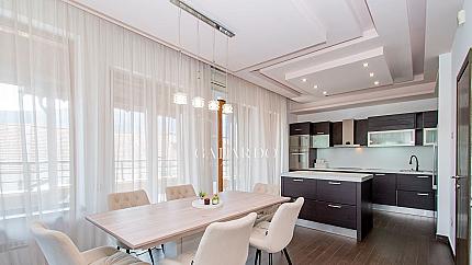 Spacious 3-bedroom apartment with wrap-around terraces