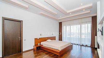 Spacious 3-bedroom apartment with wrap-around terraces