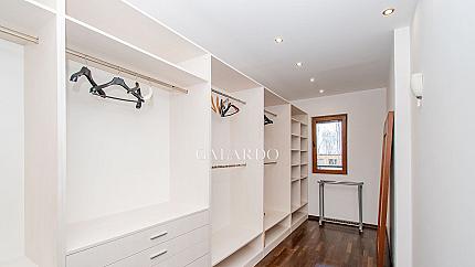 Spacious 3-bedroom apartment with wrap-around terraces