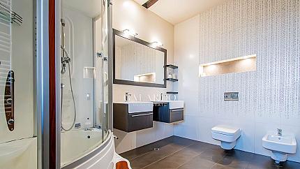 Spacious 3-bedroom apartment with wrap-around terraces