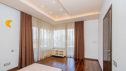 Spacious 3-bedroom apartment with wrap-around terraces
