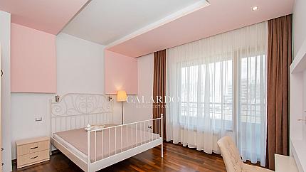 Spacious 3-bedroom apartment with wrap-around terraces