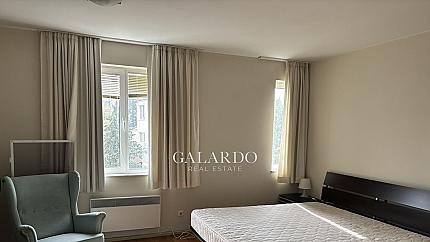 Просторен тристаен апартамент под наем в кв. "Кръстова вада"