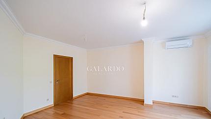 Четиристаен със собствен двор в сърцето на кв. Лозенец