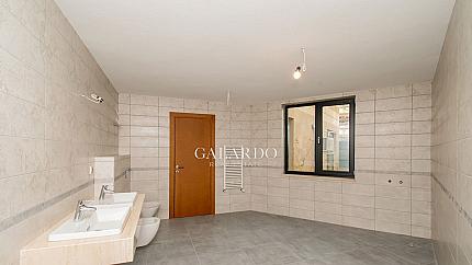 Четиристаен със собствен двор в сърцето на кв. Лозенец