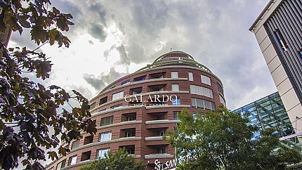 Луксозен тристаен апартамент в емблематична сграда в Докторска градина