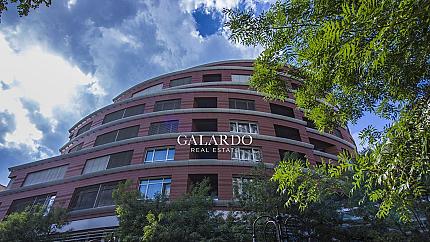 Луксозен тристаен апартамент в емблематична сграда в Докторска градина