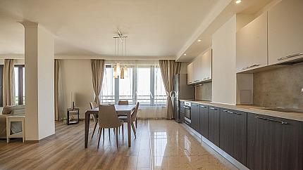 Отлично обзаведен апартамент с три спални до Киноцентъра, кв. Бояна