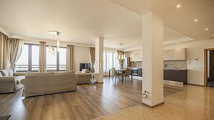 Отлично обзаведен апартамент с три спални до Киноцентъра, кв. Бояна