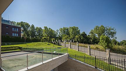 Отлично обзаведен апартамент с три спални до Киноцентъра, кв. Бояна