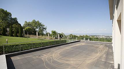 Отлично обзаведен апартамент с три спални до Киноцентъра, кв. Бояна