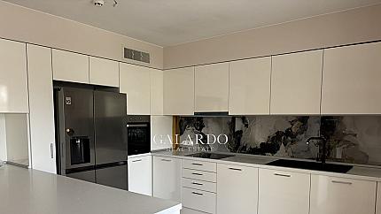 Просторен четиристаен апартамент в луксозен затворен комплекс в кв. Кръстова вада