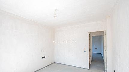 Тристаен апартамент за продажба във в.з.Американски колеж