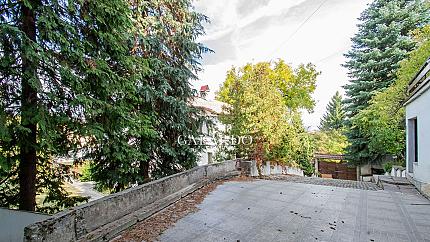 Просторна къща и още една по-малка в огромен парцел на чудесно място в Бистрица