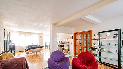 Просторна къща и още една по-малка в огромен парцел на чудесно място в Бистрица