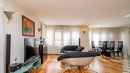 Просторна къща и още една по-малка в огромен парцел на чудесно място в Бистрица