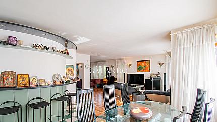 Просторна къща и още една по-малка в огромен парцел на чудесно място в Бистрица