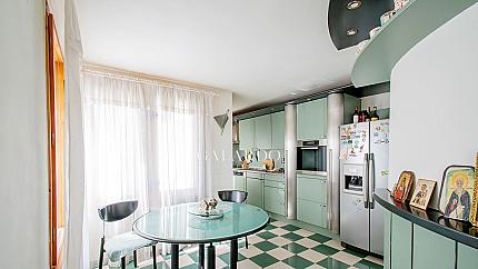 Просторна къща и още една по-малка в огромен парцел на чудесно място в Бистрица