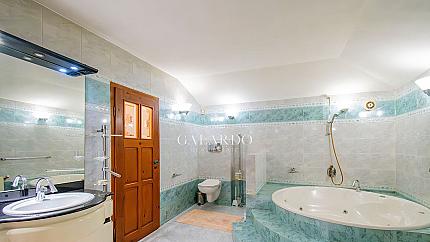 Просторна къща и още една по-малка в огромен парцел на чудесно място в Бистрица