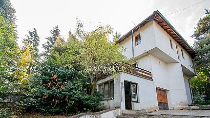 Просторна къща и още една по-малка в огромен парцел на чудесно място в Бистрица