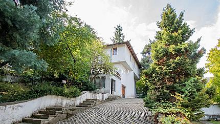 Просторна къща и още една по-малка в огромен парцел на чудесно място в Бистрица