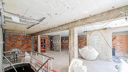 Търговско помещение на оживена улица в кв.Борово