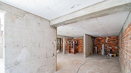 Търговско помещение на оживена улица в кв.Борово