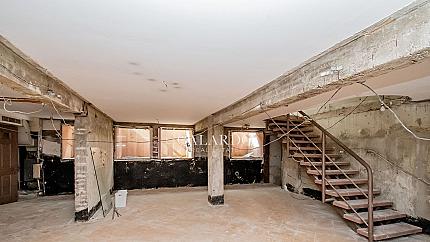 Търговско помещение на оживена улица в кв.Борово