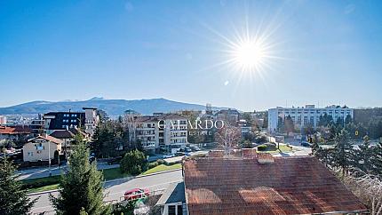 Тристаен апартамент в бутикова сграда