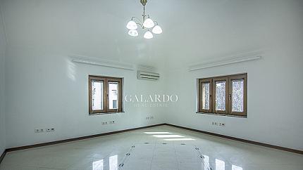 Представителна къща до Метростанция- Театрална