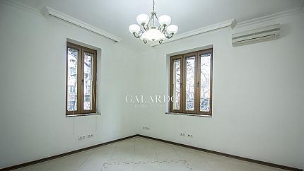 Представителна къща до Метростанция- Театрална