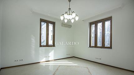 Представителна къща до Метростанция- Театрална