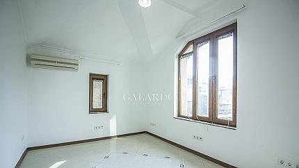 Представителна къща до Метростанция- Театрална