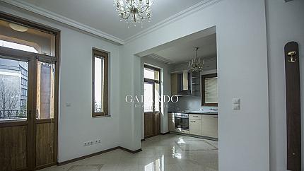 Представителна къща до Метростанция- Театрална