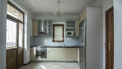 Представителна къща до Метростанция- Театрална