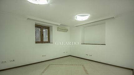 Представителна къща до Метростанция- Театрална