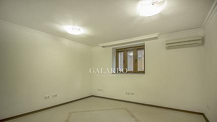 Представителна къща до Метростанция- Театрална