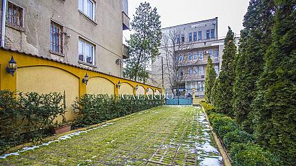 Представителна къща до Метростанция- Театрална