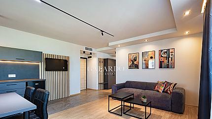 Дизайнерски двустаен апартамент под наем в Центъра