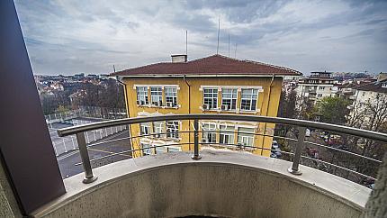 Обзаведен тристаен апартамент в представителна сграда до Докторски паметник