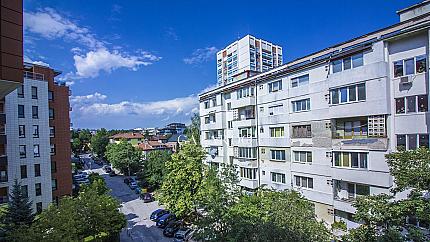 Three-bedroom apartment in a gated complex in Iztok district
